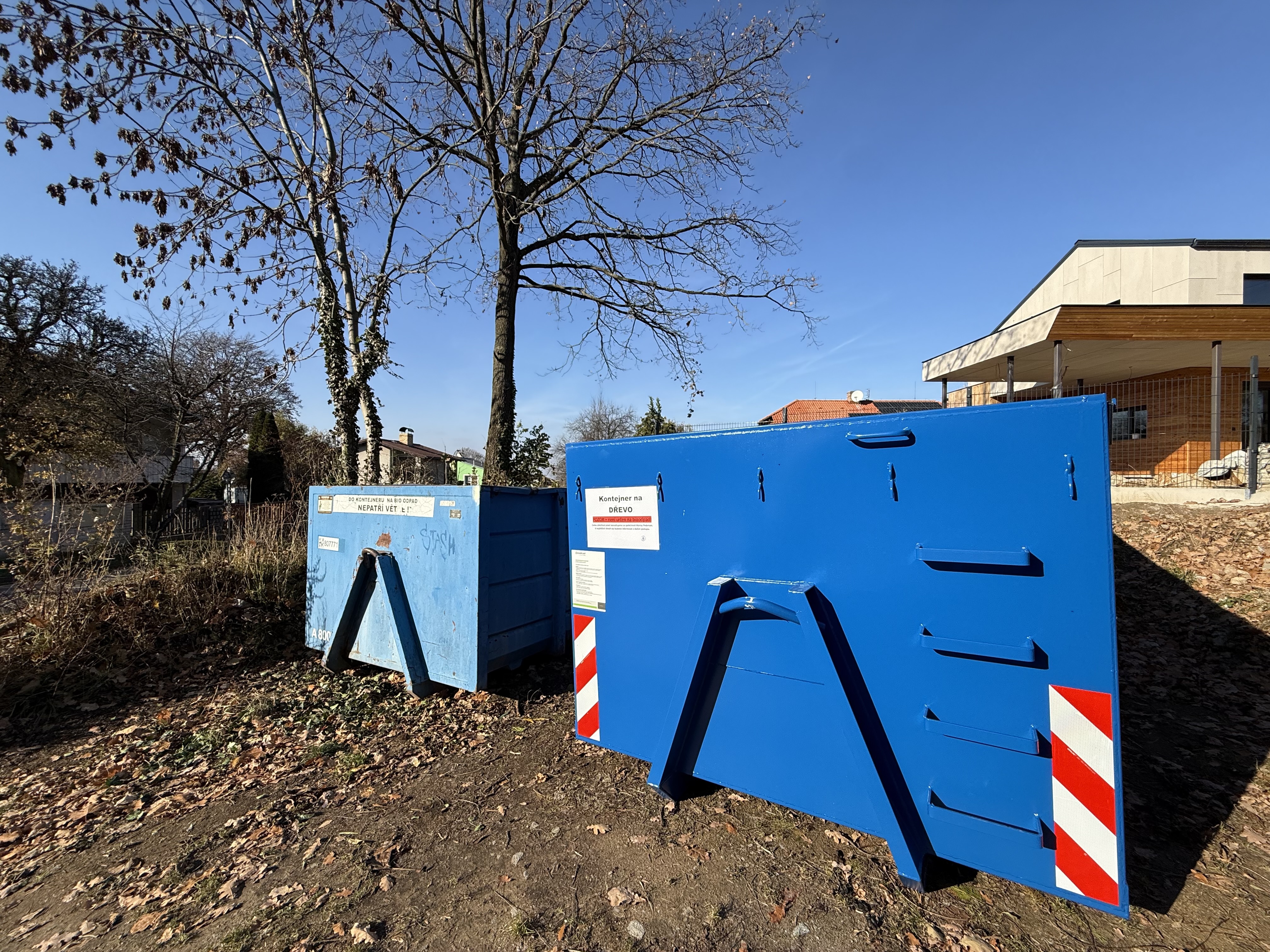 NOVÝ KONTEJNER NA DŘEVO V OBCI 