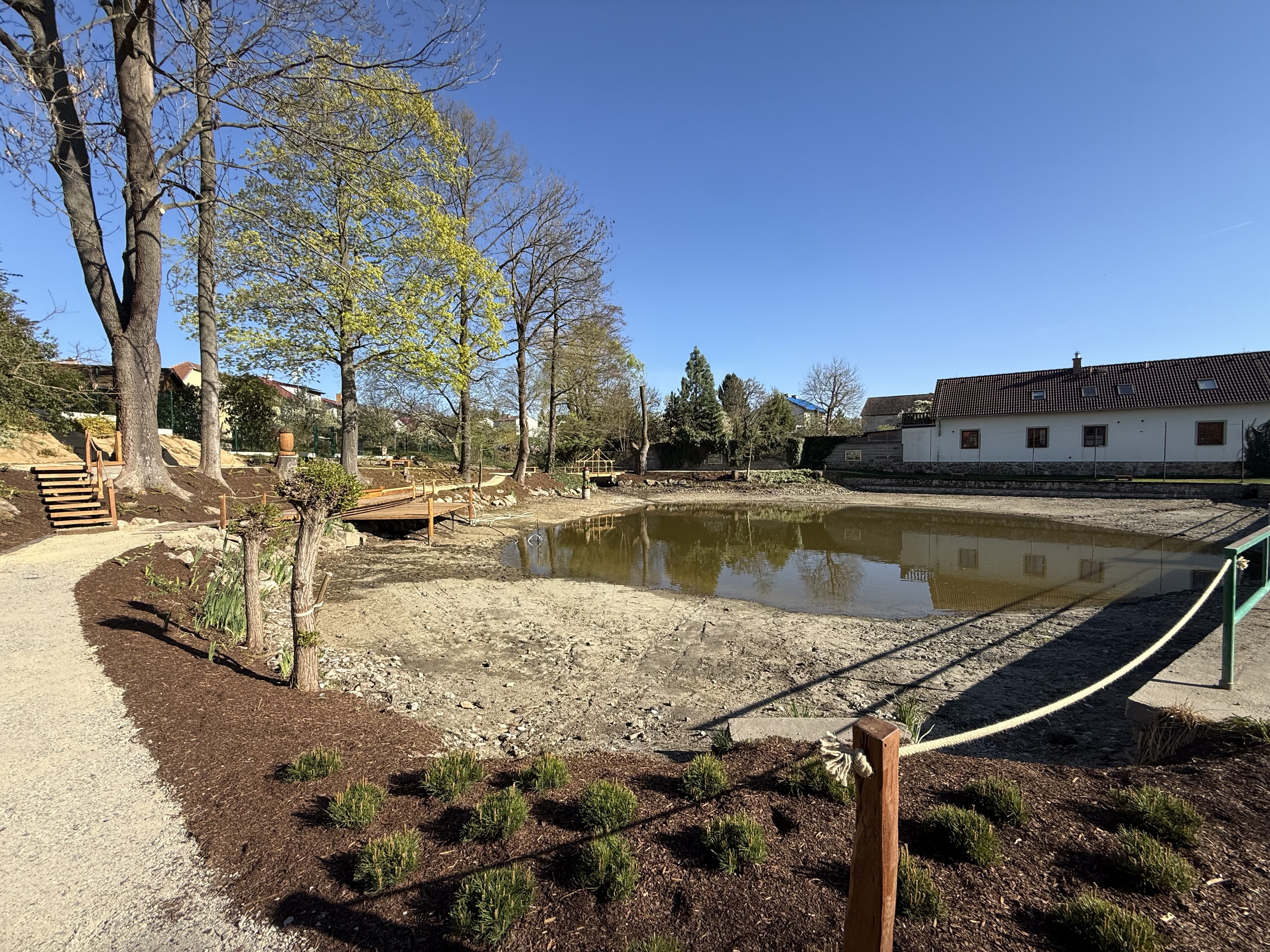 Revitalizace okolí rybníka dokončena – prostor je opět přístupný