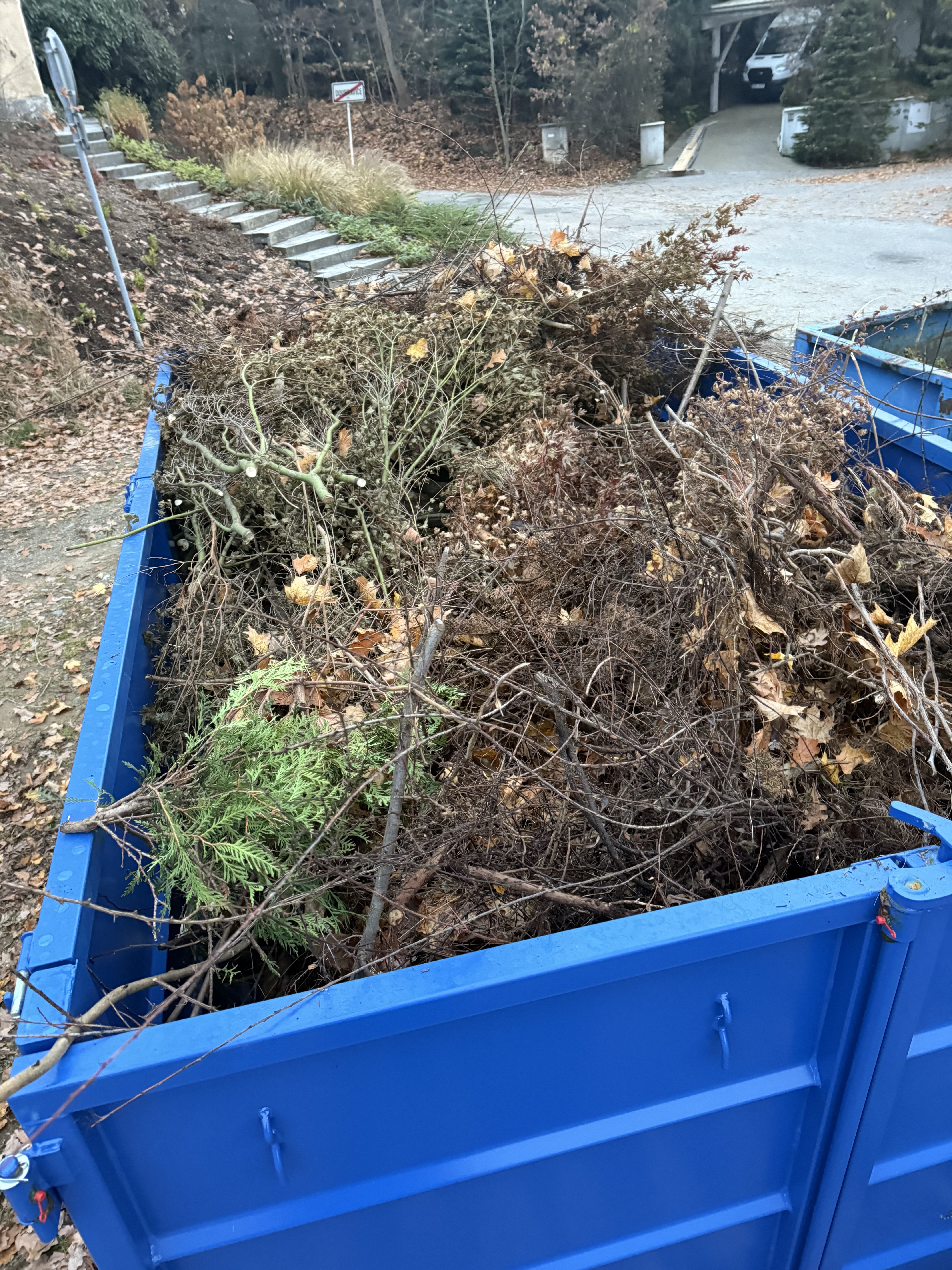 Upozornění občanům: Nesprávné třídění dřeva a zahradního odpadu