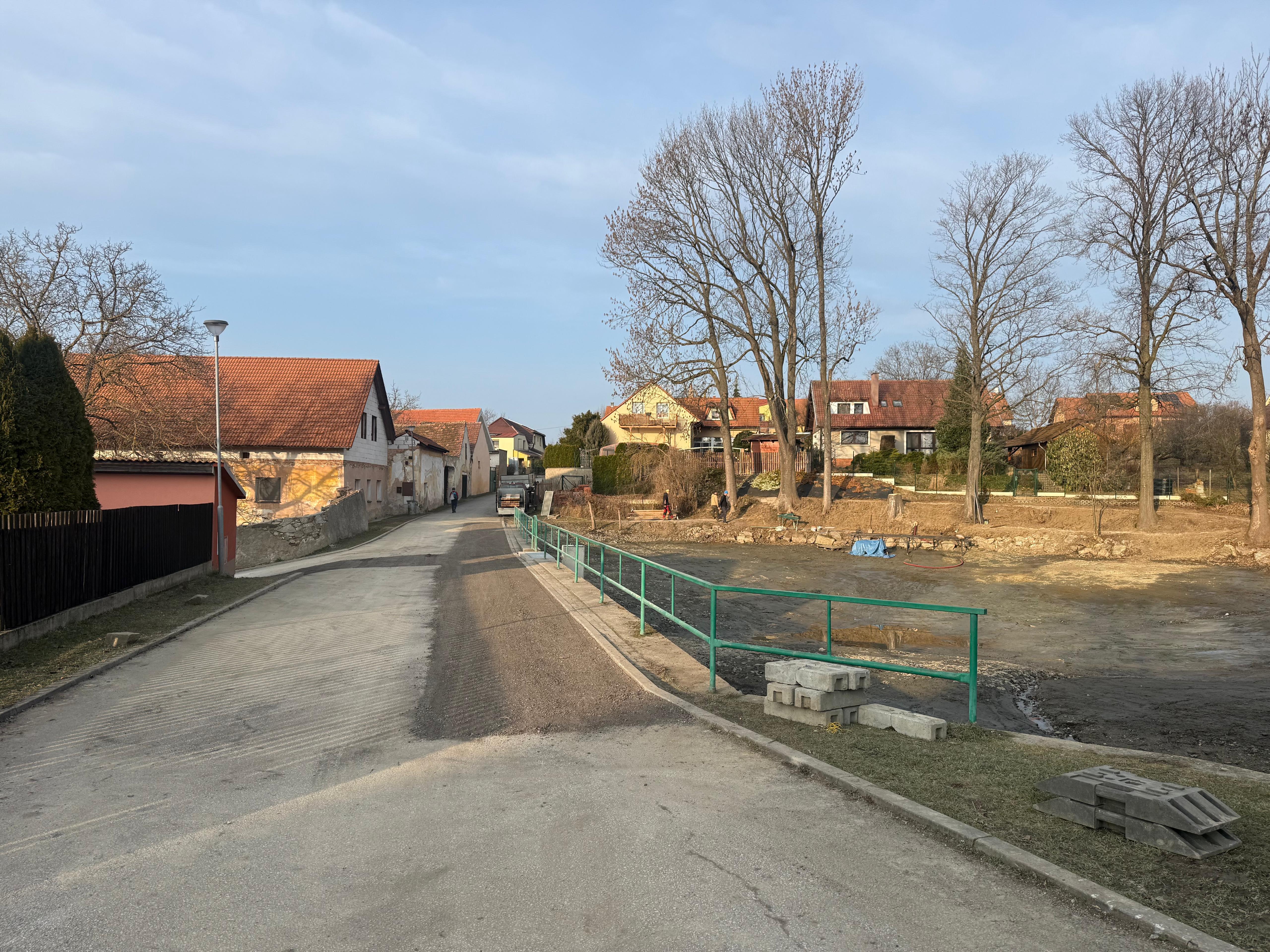 Komunikace kolem rybníka je opět průjezdná